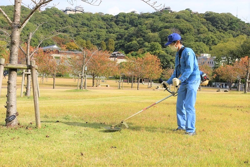 愛媛県松山市　清掃美化活動「パークサポーター」城山公園（堀之内地区）の芝刈り清掃美化活動を行いました