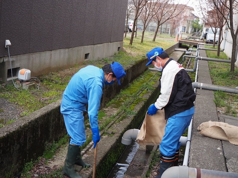 (株)井関新潟製造所 工場周辺の溝浚いを実施しました