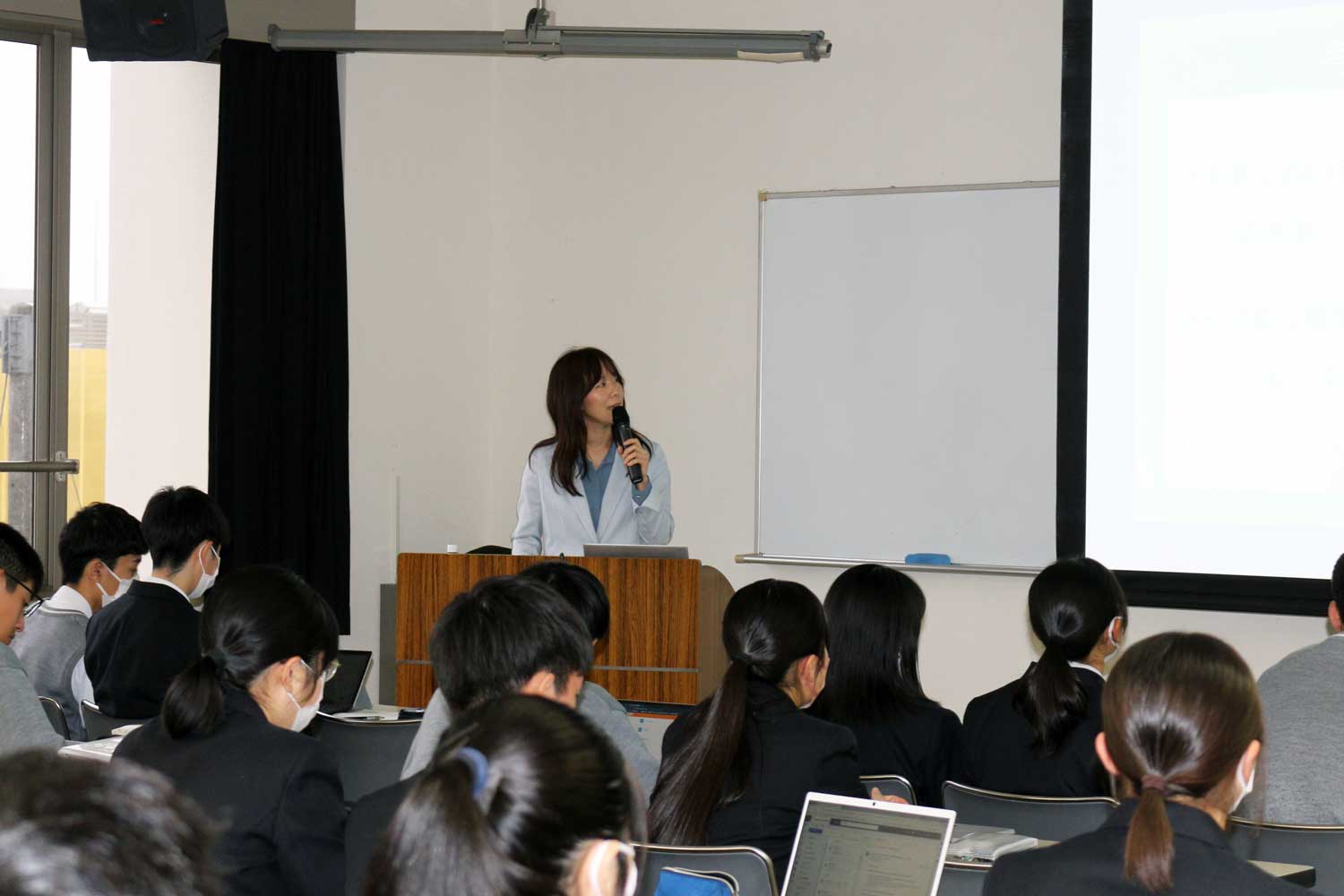 「グローバル人材育成教育」の協働機関として講義を行いました