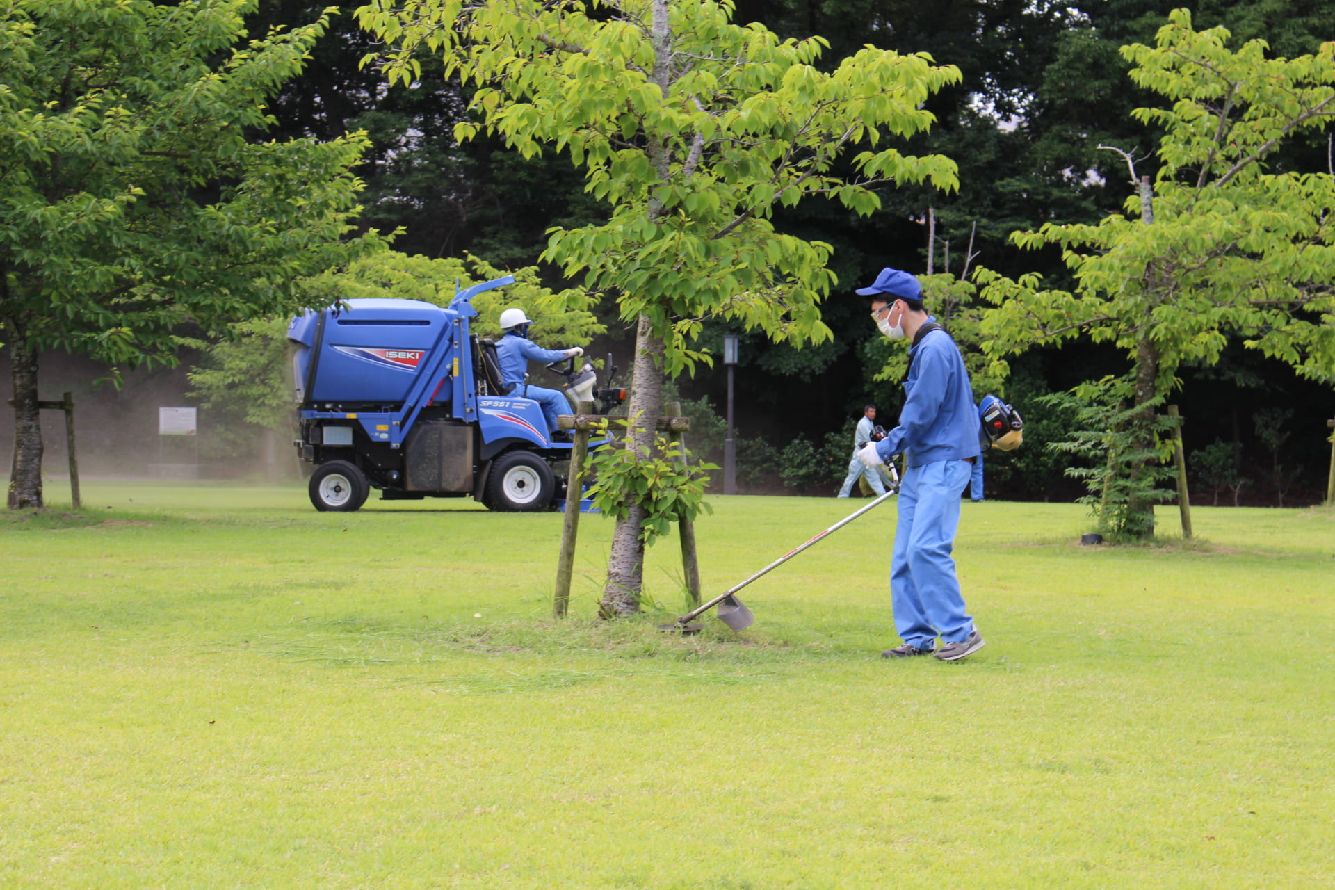 「松山市パークサポーター」として城山公園（堀之内地区）の芝刈り清掃美化活動を実施しました