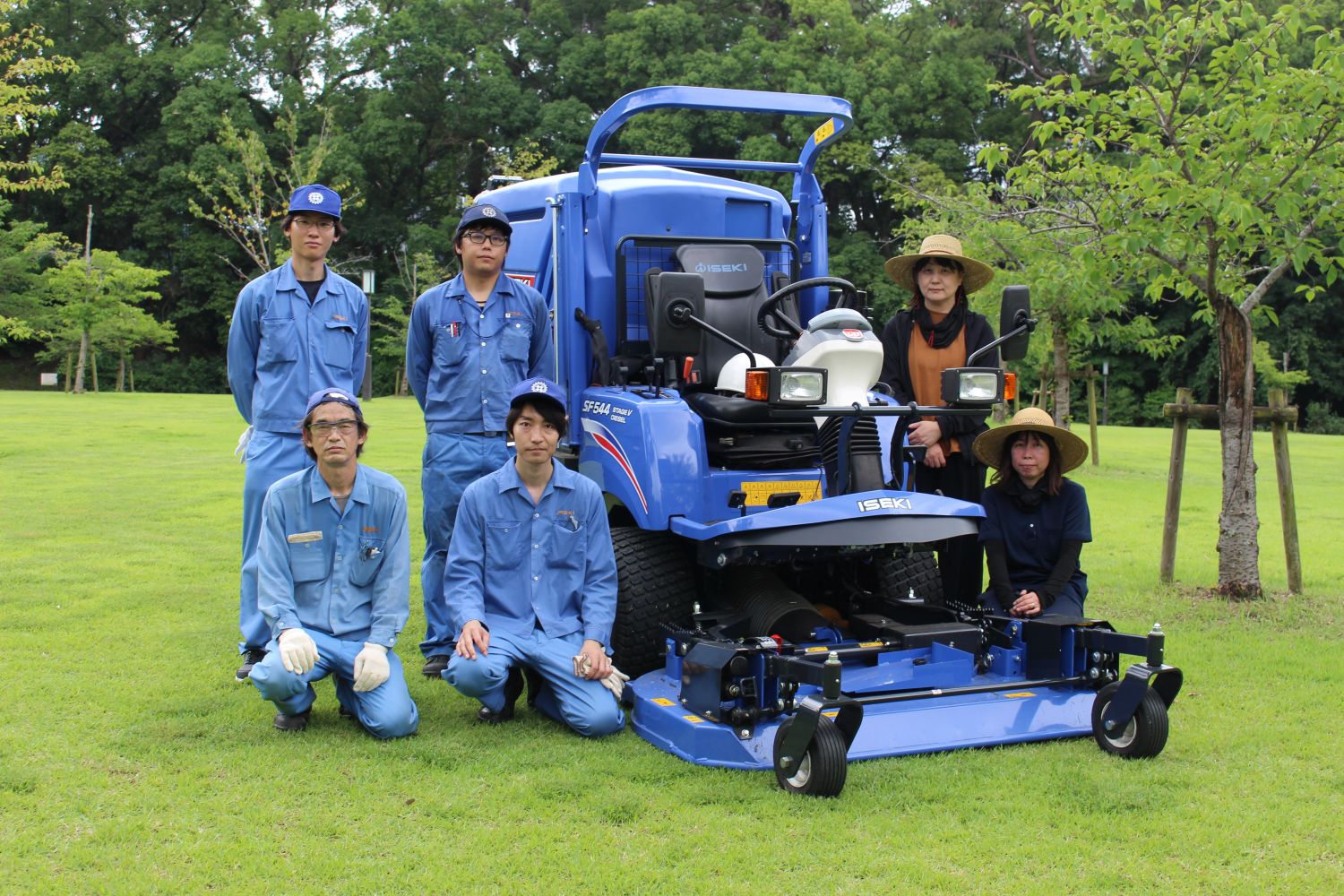 「松山市パークサポーター」として城山公園（堀之内地区）の芝刈り清掃美化活動を実施しました