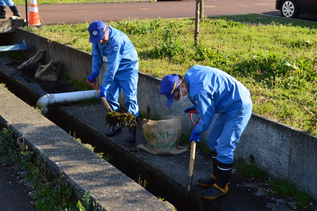 井関新潟製造所　工場周辺の溝浚いを実施しました