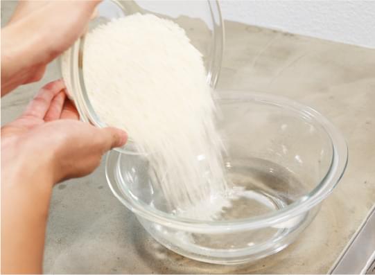 ボウルに少量の水を張り、計量したお米を一気にいれ、3～4回優しくかき混ぜたらすぐに水を捨てます。