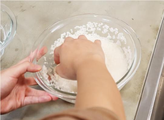 お米は最初に触れた水が最も吸収しやすく、素早く水を変えることでヌカ臭さをお米に吸い込ませないようにします。