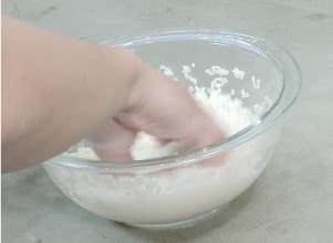 手でボールをつかむような形にして優しくリズミカルに10回お米をかき混ぜ、水を捨てます。研ぐのは、この一回のみです。